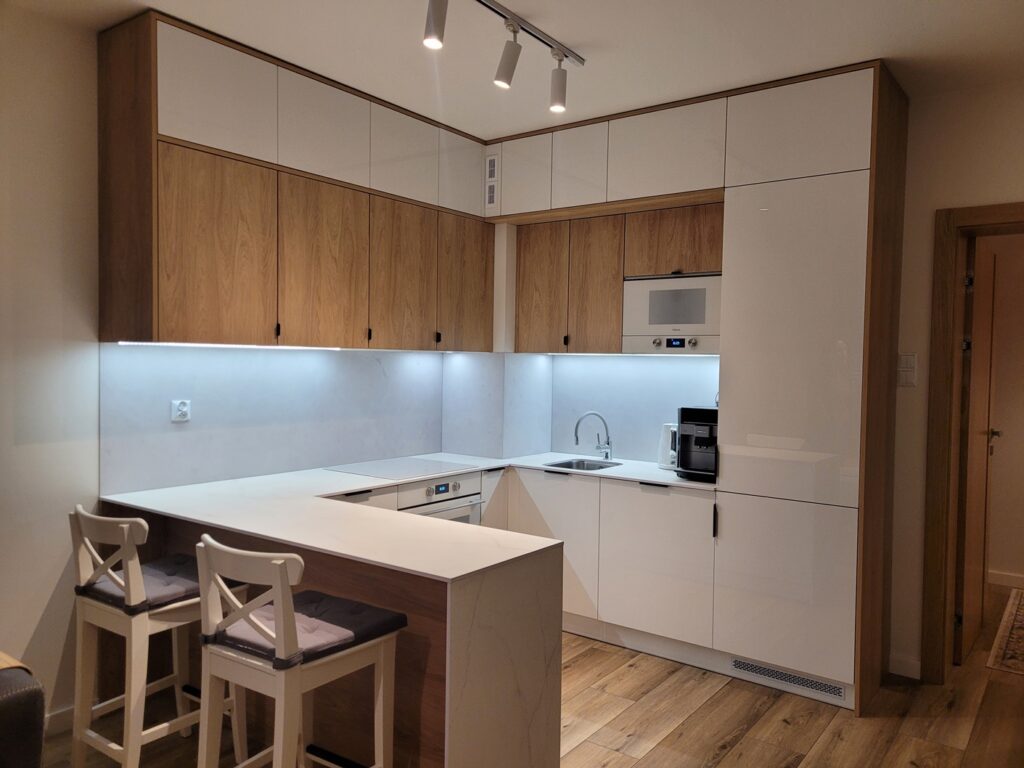 Szafki na górze z zastosowanym systemem Tip-on
